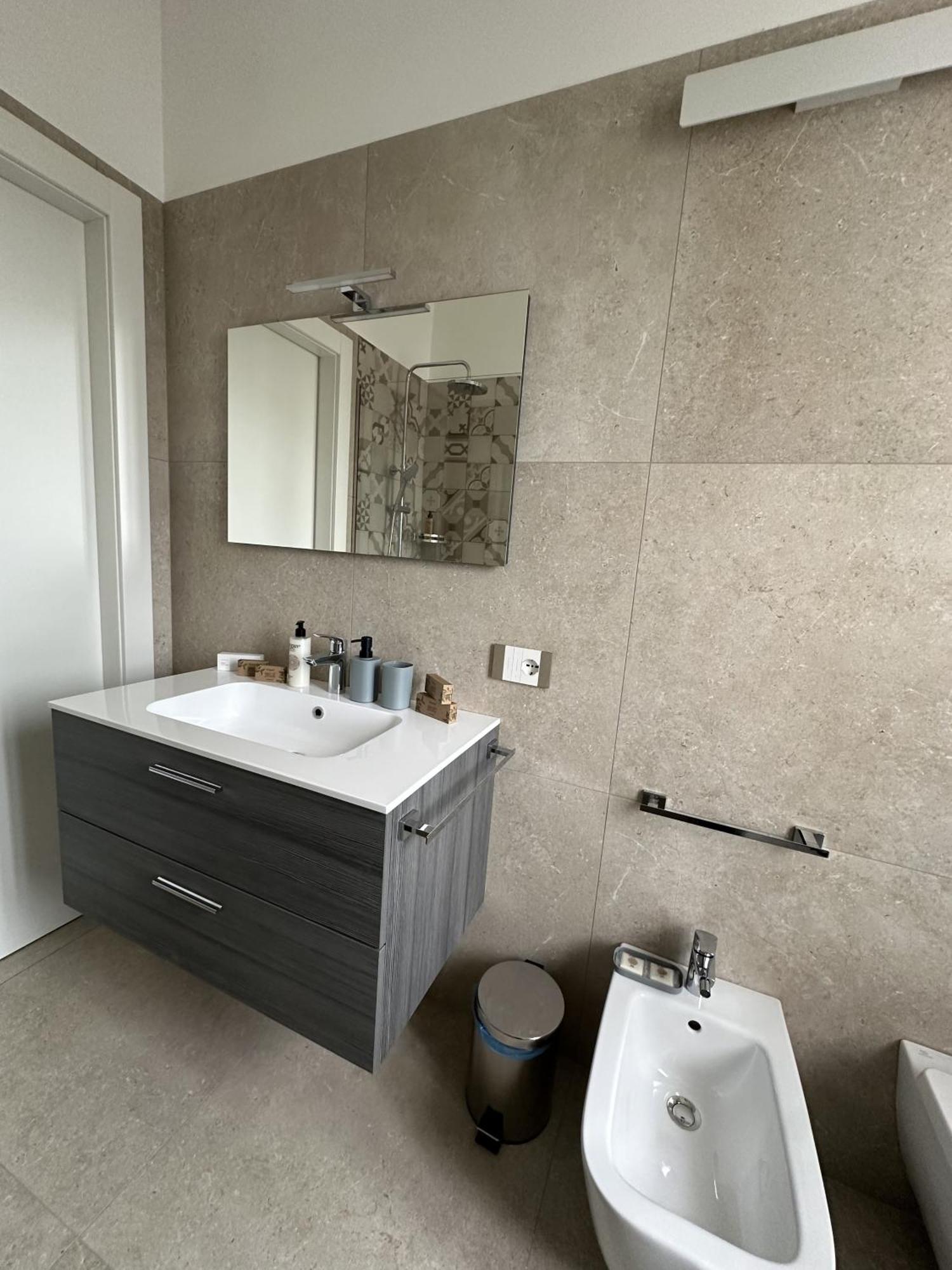 Appartamento Deluxe Fronte Ospedale Леняго Екстериор снимка
